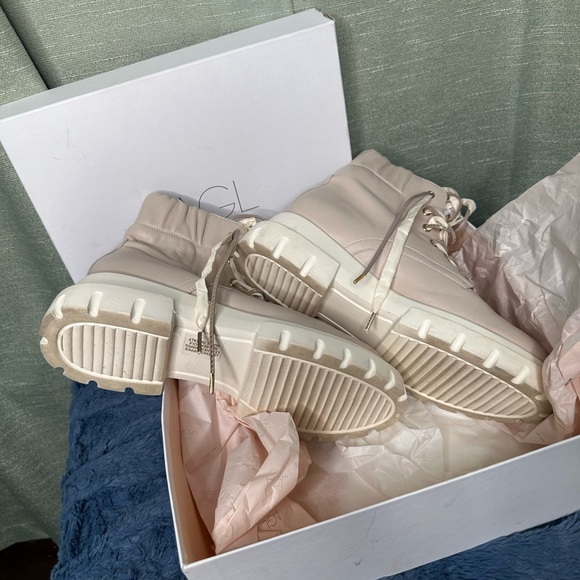 Boots - Picture 5 of 9